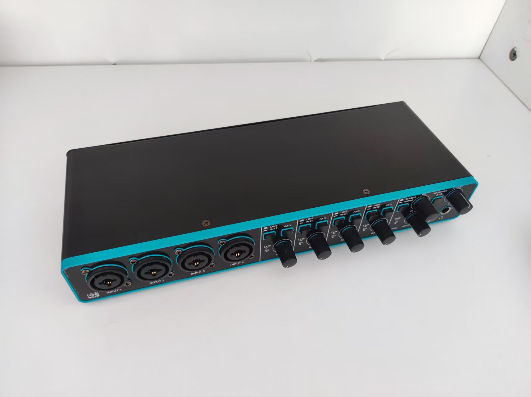 Profesjonalny 4-kanałowy inter – Studio Audio Interface With 48V Phantom recenzja i cena